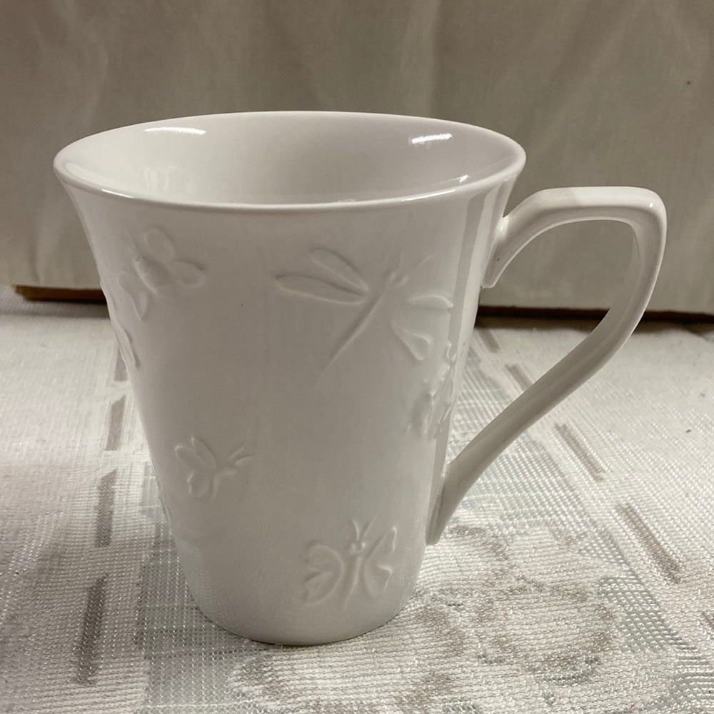 Farberware Vintage Rare Hug a Bug Pattern White Beautiful Embossed Mug Cup 12oz